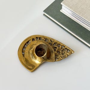 Op de afbeelding: Een set van drie keramische mokken met een gespikkelde, matte afwerking. De mokken zijn in cr&egrave;me, lichtgrijs en donkergrijs. Elke mok heeft een eenvoudig, modern ontwerp en een comfortabel handvat.