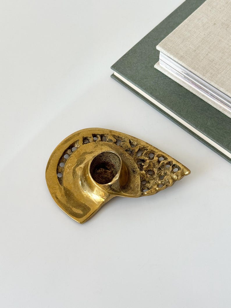 Op de afbeelding: Een set van drie keramische mokken met een gespikkelde, matte afwerking. De mokken zijn in cr&egrave;me, lichtgrijs en donkergrijs. Elke mok heeft een eenvoudig, modern ontwerp en een comfortabel handvat.