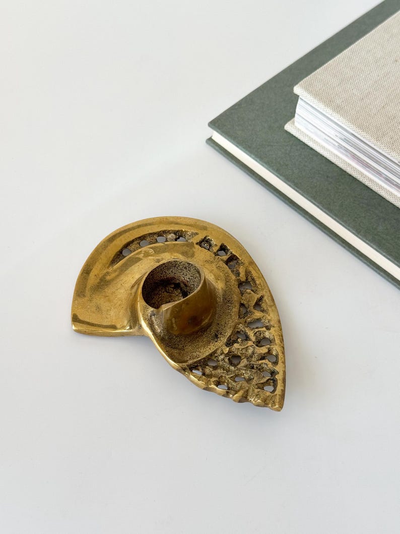 Op de afbeelding: Een set van drie keramische nestkommen in blauwe, groene en witte tinten. De kommen hebben een gespikkelde glazuur en een eenvoudig, modern ontwerp. De grootste kom heeft een diameter van ongeveer 15 cm.