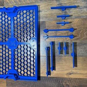 Puede incluir: Una estanter&iacute;a de pl&aacute;stico azul con patr&oacute;n de panal de abeja con soportes y conectores de pl&aacute;stico azul. La estanter&iacute;a est&aacute; ensamblada y lista para usar.