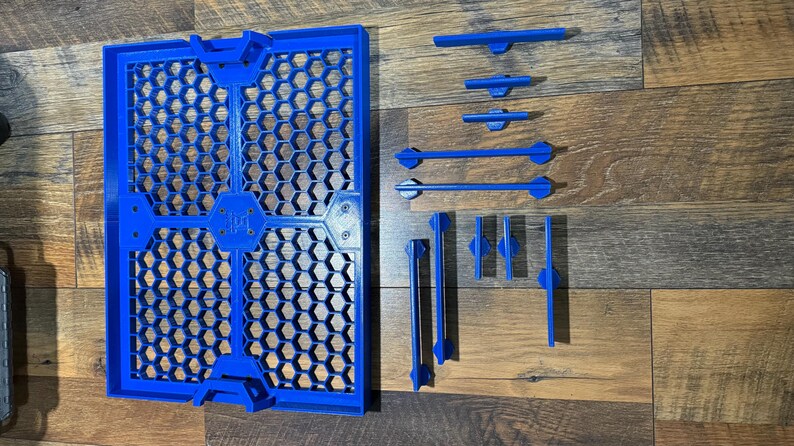 Puede incluir: Una estanter&iacute;a de pl&aacute;stico azul con patr&oacute;n de panal de abeja con soportes y conectores de pl&aacute;stico azul. La estanter&iacute;a est&aacute; ensamblada y lista para usar.