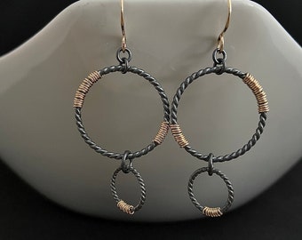 Paire de boucles d'oreilles pendantes en argent sterling oxydé uniques faites main avec des fils d'oreilles français en plaqué or