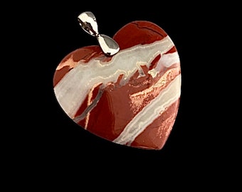 Pendentif en pierre de cœur de jaspe de rivière rouge avec lourde caution en argent sterling