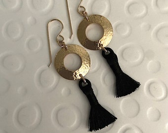 Boucles d'oreilles martelées faites main en or avec pompons noirs et crochets d'oreilles français