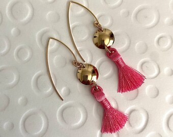 Boucles d'oreilles faites main en or avec pompons roses et crochets marquises