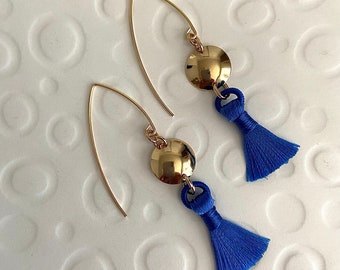 Boucles d'oreilles faites main en or rose avec pompons bleus et crochets marquises