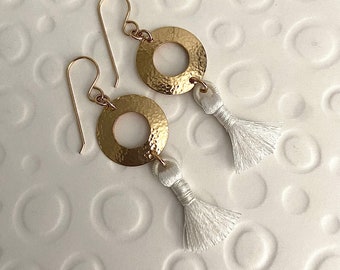 Boucles d'oreilles martelées faites main en or avec pompons blancs et crochets d'oreilles français