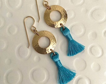 Boucles d'oreilles martelées faites main en or avec pompons bleus aqua et crochets d'oreilles français