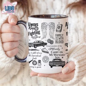 Könnte beinhalten: Weißer Keramikbecher mit schwarzem Innenraum und Griff, verziert mit schwarzen Grafiken und Text. Der Becher zeigt Sätze wie "Always Keep Fighting" und Bilder von einem Auto, Flügeln und einem Kuchen. Der Becher wird von einer Person gehalten.