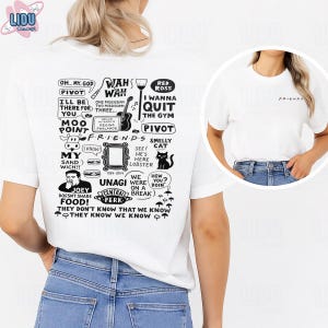 Può includere: T-shirt bianca con una grafica che presenta frasi e immagini della serie TV "Friends". Il design include frasi come "Pivot", "I'll be there for you" e "Smelly Cat", insieme a un logo Central Perk e un'illustrazione di un gatto nero.