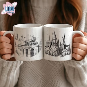 Puede incluir: Dos tazas de cerámica blanca con ilustraciones en blanco y negro. Una taza presenta un tren que viaja sobre un puente, la otra taza presenta un castillo con torres.