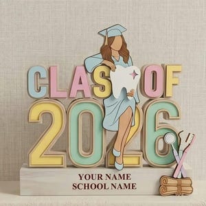 Puede incluir: Decoración de graduación de escuela de odontología de madera. El diseño presenta las palabras "CLASS OF 2026" en colores pastel, una graduada sosteniendo un diente y herramientas dentales. La base incluye espacio para personalización.