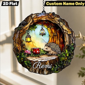 Puede incluir: Un letrero 2D plano y personalizado con un nombre, que presenta una escena del bosque. El diseño incluye un erizo, setas y linternas dentro de un marco de tronco de árbol. El nombre "Remi" se muestra en la parte inferior. El letrero está suspendido por una cadena.