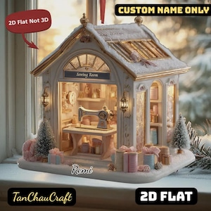 Könnte beinhalten: Miniatur-Diorama eines weißen und goldenen Nähzimmers mit schneebedecktem Dach. Das Diorama zeigt eine Nähmaschine, Regale und dekorative Elemente. Der Text "Sewing Room" wird über dem Eingang angezeigt. Die Basis trägt den Namen "Remi" und den Text "TanChauCraft".