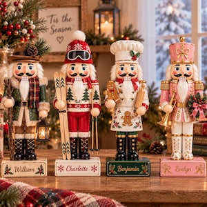 Könnte beinhalten: Vier dekorative Nussknacker-Figuren auf rechteckigen Sockeln mit den Namen William, Charlotte, Benjamin und Evelyn. Die Figuren sind als Wanderer, Skifahrer, Koch mit Lebkuchen und Musiker in einer rosa Uniform gekleidet.