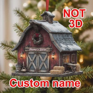 Puede incluir: Adorno navideño de granero rojo con techo nevado, una corona y el texto "Name's Barn". El adorno tiene un diseño rústico con un pequeño carro, balas de heno y el texto "Custom name" y "NOT 3D".
