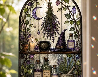 Puede incluir: Un colgante de vitral para ventana con dos estantes que muestran una luna creciente, lavanda, una vela, un caldero, un sombrero morado y botellas etiquetadas como Moon Water, Elderberry Syrup, Herbal Elixir, Lavender Oil y un mortero.