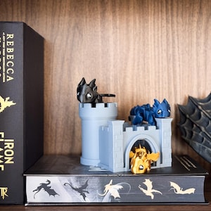 Zwarte, gouden en blauwe Flexi-draken | Basgiath-beeldje | Andarna, Tairn en Sgaeyl | Gelede drakenbeeldje met kasteel vierde vleugel