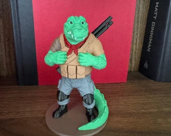 Florin Figurine, Dungeon Crawler Carl Crocodilian Shotgun Messenger, 3D Printed DCC Statue, LitRPG Bookshelf Decor and Fan Gift