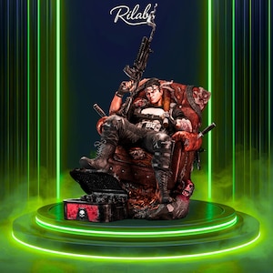 Puede incluir: Estatua detallada de un personaje sentado en una silla con forma de trono, sosteniendo un rifle. La figura está vestida con equipo táctico, con un emblema de calavera en el pecho. Una caja roja con una calavera está en la base. El fondo tiene luces de neón verdes y la palabra "Rilaby".