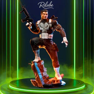 Puede incluir: Figura detallada de un personaje con un traje blanco y negro, sosteniendo un rifle. La figura se encuentra sobre una base de ladrillo, con un emblema de calavera en el pecho. El fondo es un degradado de verde y azul.