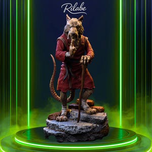 Può includere: Statua dettagliata di una figura simile a un ratto in una veste rossa, con un bastone di legno. La figura è su una base rocciosa, con la scritta "Rilabe" in bianco sopra. Lo sfondo presenta luci al neon verdi e un effetto fumoso.