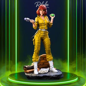 以下が含まれることがあります： 黄色いつなぎ、白いブーツ、ベルトを身につけたキャラクターの精巧なフィギュア。フィギュアはマイクと小さな緑色の物体を持っています。ベースはレンガと石の混合物です。フィギュアは赤毛で、緑色のプラットフォームに立っています。