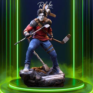 Può includere: Statuetta dettagliata di un personaggio con camicia rossa, jeans blu e maschera bianca, che tiene in mano una mazza da hockey e una mazza da golf. La figura è su una base rocciosa con uno sfondo di luce al neon verde. La parola "Robe" è scritta in corsivo in alto.