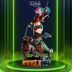 Puede incluir: Una estatua de un personaje femenino con cabello multicolor, vestida con un atuendo rojo y negro, sosteniendo una cadena atada a dos criaturas parecidas a hienas. La estatua está sobre una plataforma circular con detalles de neón verde, con la palabra "Rilabe".
