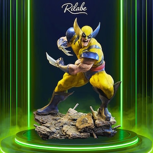 Può includere: Statuetta di Wolverine in posa dinamica, con costume giallo e blu, artigli estesi. La statuetta è su una base rocciosa, su sfondo verde neon e blu scuro. Il volto della statuetta è contorto in un'espressione feroce.