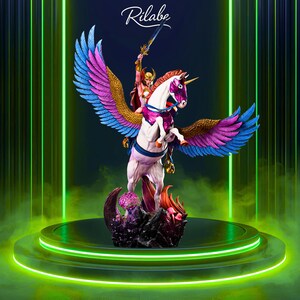 Puede incluir: Estatua de un guerrero montado en un unicornio alado, con una espada levantada. El unicornio tiene alas moradas, azules y doradas. La estatua está sobre una plataforma verde con la palabra "Rilabe" arriba a la derecha.