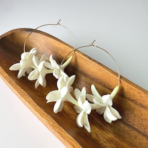 Pikake Flower Lei-oorbellen Gold filled hoepels Realistisch polymeerklei Hawaii-statement Lichtgewicht sieraden Tropische zomer Gemaakt in Hawaï