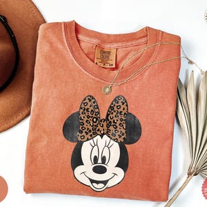 Comfort Colors® Leopard Bow Minnie T-Shirt, Minnie Shirt, Minnie Mouse Shirt bild 7