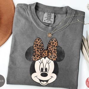 Comfort Colors® Leopard Bow Minnie T-Shirt, Minnie Shirt, Minnie Mouse Shirt bild 4