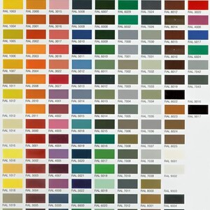K&ouml;nnte beinhalten: Eine Farbkarte mit 100 verschiedenen RAL-Farben. Die Karte ist in Reihen und Spalten angeordnet, wobei jede Farbe mit ihrer entsprechenden RAL-Nummer gekennzeichnet ist. Die Farben reichen von hell bis dunkel und von warm bis kalt.