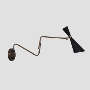 K&ouml;nnte beinhalten: Eine schwarze und bronzene Wandleuchte mit einem schwenkbaren Arm und einem schwarzen, kegelf&ouml;rmigen Schirm.