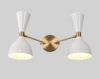 Aplique de pared de doble diábolo moderno de mediados de siglo, de latón artesanal, inspirado en el estilo Stilnovo, lámpara de lectura ajustable para mesita de noche.