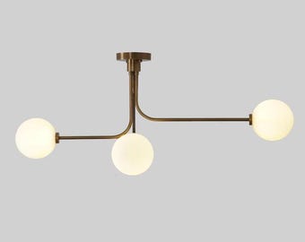 Lámpara de techo colgante Sputnik moderna de mediados de siglo, de tres globos, con diseño semiempotrado y forma retorcida. Lámpara de techo de latón hecha a mano.