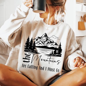 The Mountains Are Calling And I Must Go Hiking Cita Letras De Tipografia Para Design De Camiseta 659631 130