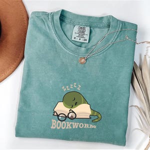 Camiseta de ratón de biblioteca, sudadera divertida de oruga, sudadera con capucha para amantes de los libros, camisetas preppy de libros, camisetas de moda para clubes de lectura, regalos para lectores, F947 imagen 5