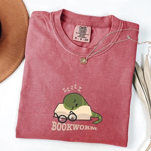 Camiseta de ratón de biblioteca, sudadera divertida de oruga, sudadera con capucha para amantes de los libros, camisetas preppy de libros, camisetas de moda para clubes de lectura, regalos para lectores, F947 imagen 2