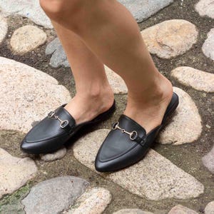 Black cactus leather mules, vegan and sustainable shoes, made in Mexico, flat moccasins, comfortable and elegant.