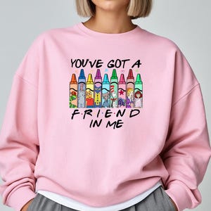 Moletom You've Got A Friend In Me, gola redonda com personagem de giz de cera, camiseta de presente de agradecimento ao professor, camiseta de volta às aulas, camiseta fofa de desenho animado