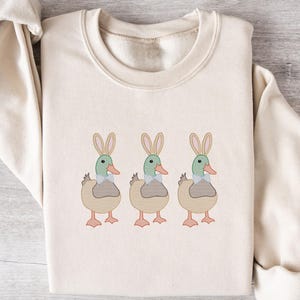Besticktes Enten-Shirt, Tierliebhaber-Sweatshirt, Stickerei-Hoodie Rundhalsausschnitt, besticktes Geschenk, Enten-Ostern-Shirt, Entenstickerei-Sweatshirt