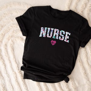 Floral Krankenschwester T-Shirt, Arzthelferin T-Shirt, süßes RN Shirt, KrankenpflegeStudentin Geschenk, Krankenschwester T-Shirt, Krankenschwester Sweatshirt, Retro Krankenschwester T-Shirt