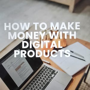 Könnte beinhalten: Ein Laptop mit einem leeren Dokument auf dem Bildschirm, einem Stift und einem Notizbuch auf einem Holztisch. Der Text "HOW TO MAKE MONEY WITH DIGITAL PRODUCTS" wird über dem Laptop angezeigt.