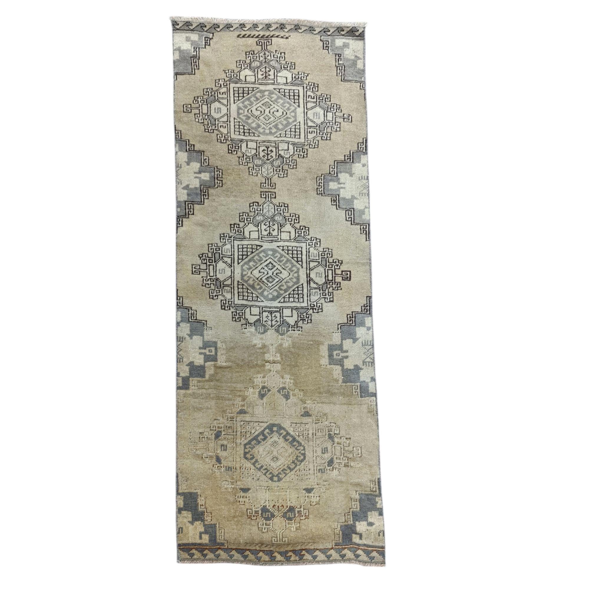 ヴィンテージ トルコ製ランナーラグ (2.0 x 5.2 フィート) - Etsy 日本