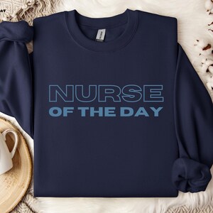 Sudadera de cuello redondo "Enfermera del día": un acogedor regalo unisex para enfermeras