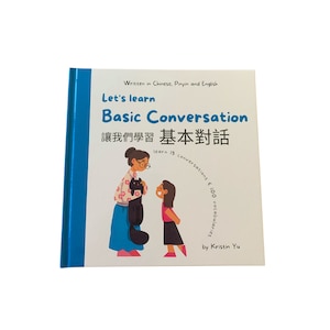 Könnte beinhalten: Ein Buchcover mit einem blauen Rücken und einem weißen Einband. Das Cover zeigt eine Illustration einer Frau und eines Mädchens, die miteinander sprechen. Der Buchtitel lautet "Let's learn Basic Conversation" in Englisch und Chinesisch. Das Buch ist in Chinesisch, Pinyin und Englisch geschrieben. Es enthält 15 Gespräche und 100 Vokabeln.
