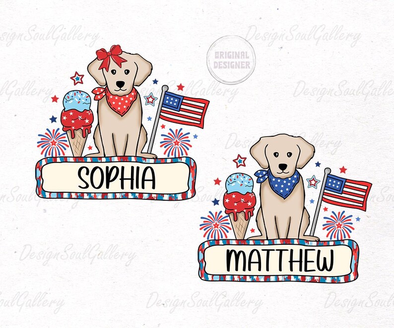 Pu&ograve; includere: Due illustrazioni personalizzate di cani a tema 4 luglio. Le illustrazioni mostrano un Labrador Retriever giallo che indossa un bandana rosso, bianco e blu, un cono gelato e una bandiera americana. Il testo "Sophia" e "Matthew" &egrave; sui cartelli sotto i cani.